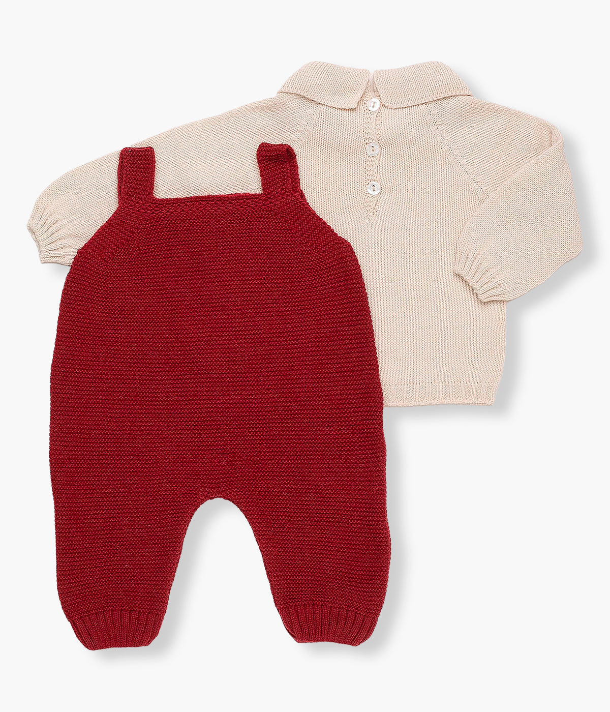 Vista costas do conjunto de 2pc composto por camisola e macacão da Juliana para bebé e recém-nascido(a). Camisola bege com gola bico. Macacão de alças vermelho com urso na frente. Camisola de aberturas nas costas e macacão de abertura nas alças.