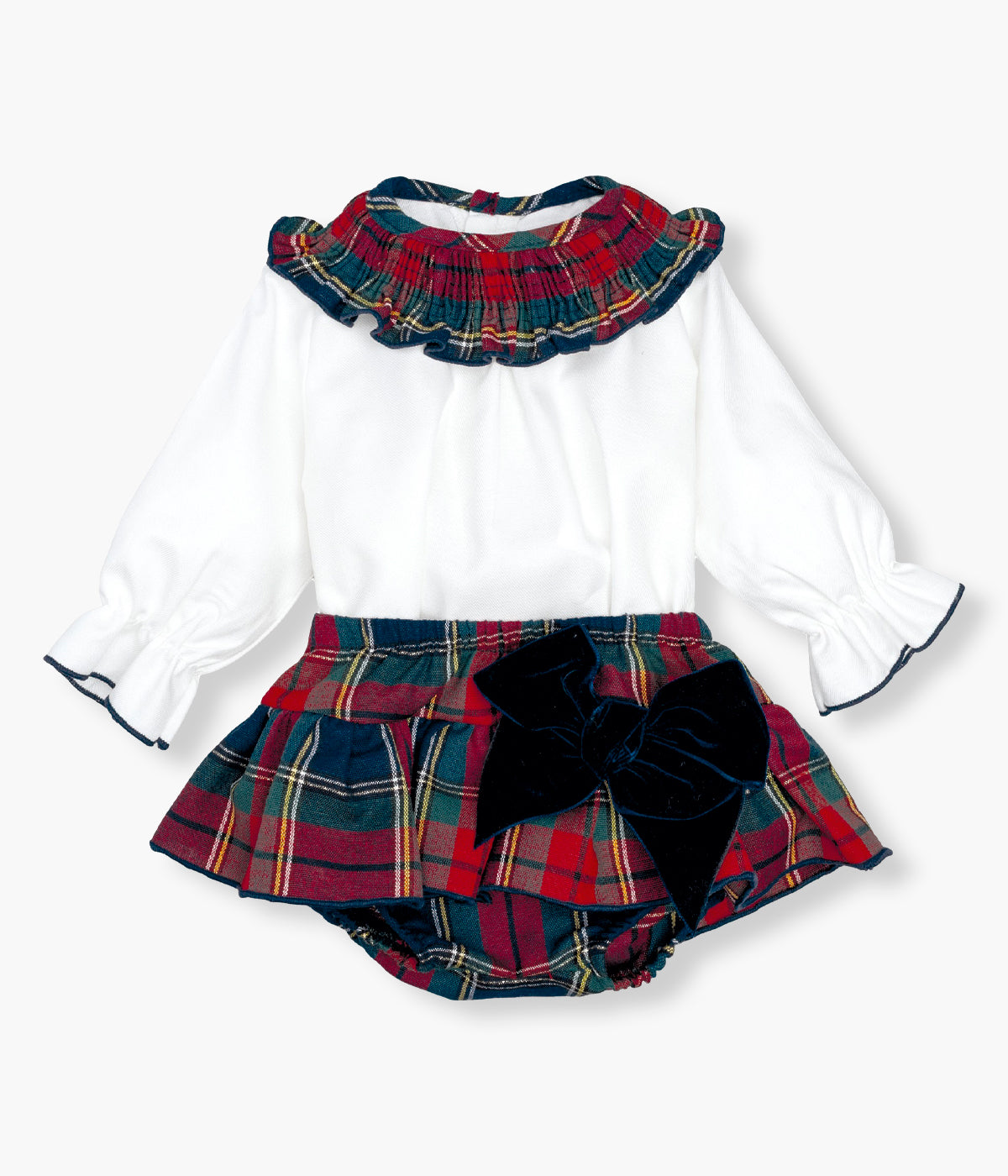 Vista frontal da blusa com tapa fraldas da Calamaro Baby para bebé menina e recém-nascida. Elegante blusa em algodão com uma grande gola folho com padrão xadrez em tons de vermelho, azul-marinho e verde e contornos em azul-marinho. Tapa fraldas com folho de padrão a combinar com a gola e laço em veludo azul-marinho na frente.