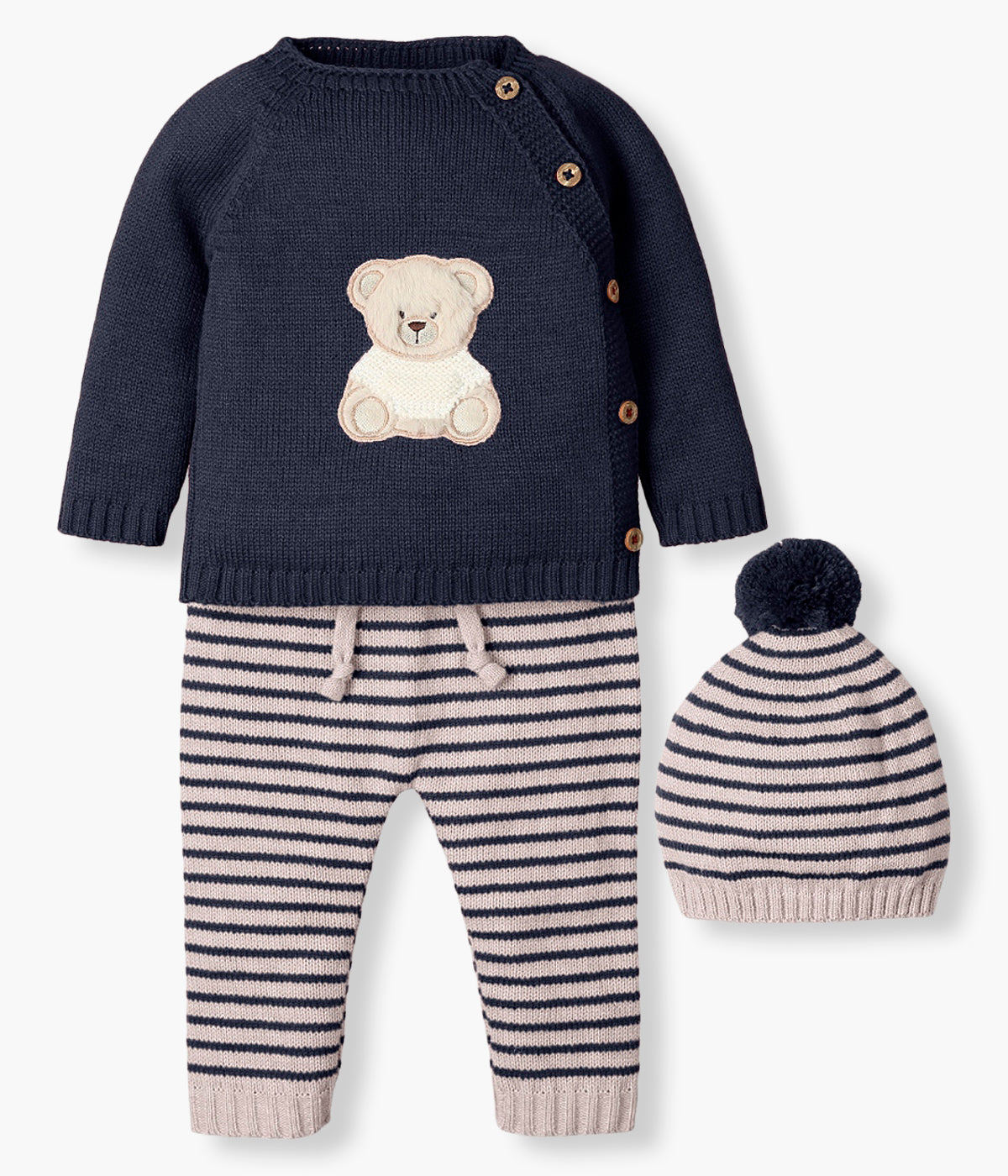 Vista frontal do conjunto em malha composto por 3pc da Mac Ilusión para bebé e recém-nascido(a). Camisola azul-marinho de abertura total na lateral com urso no peito. Calças e gorro cinza com riscas azul-marinho. Gorro com pompom.