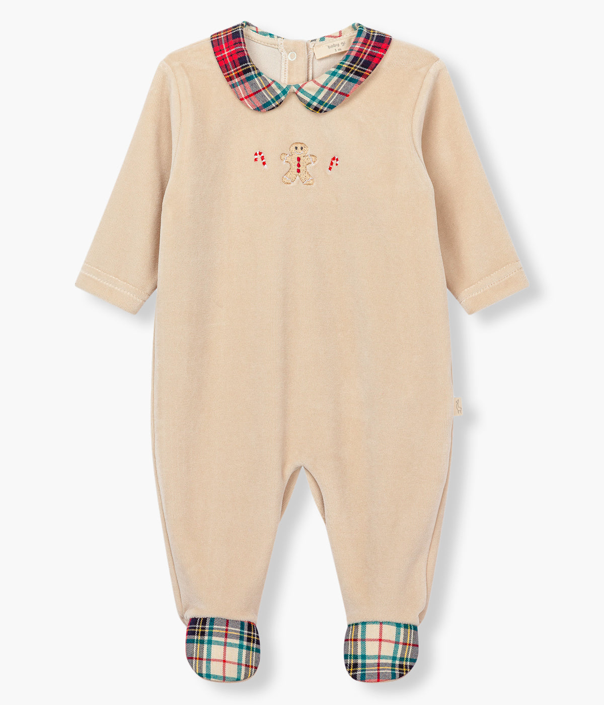 Vista frontal do babygrow em veludo bege da Baby Gi para bebé e recém-nascido(a). Gola redonda cortada e pés com padrão xadrez em tons de vermelho, verde e bege. Boneco de gengibre com duas bengalas no peito. Abertura nas costas e entrepernas.