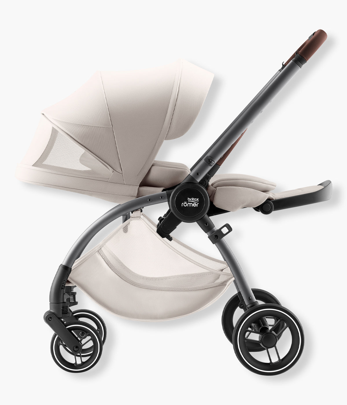 Vista lateral do carrinho de passeio Rio Lux da marca Britax Römer na cor Soft Taupe. Prático carrinho de passeio concebido para acompanhar a criança desde o nascimento até aproximadamente aos 4 anos ou 22 kg.
