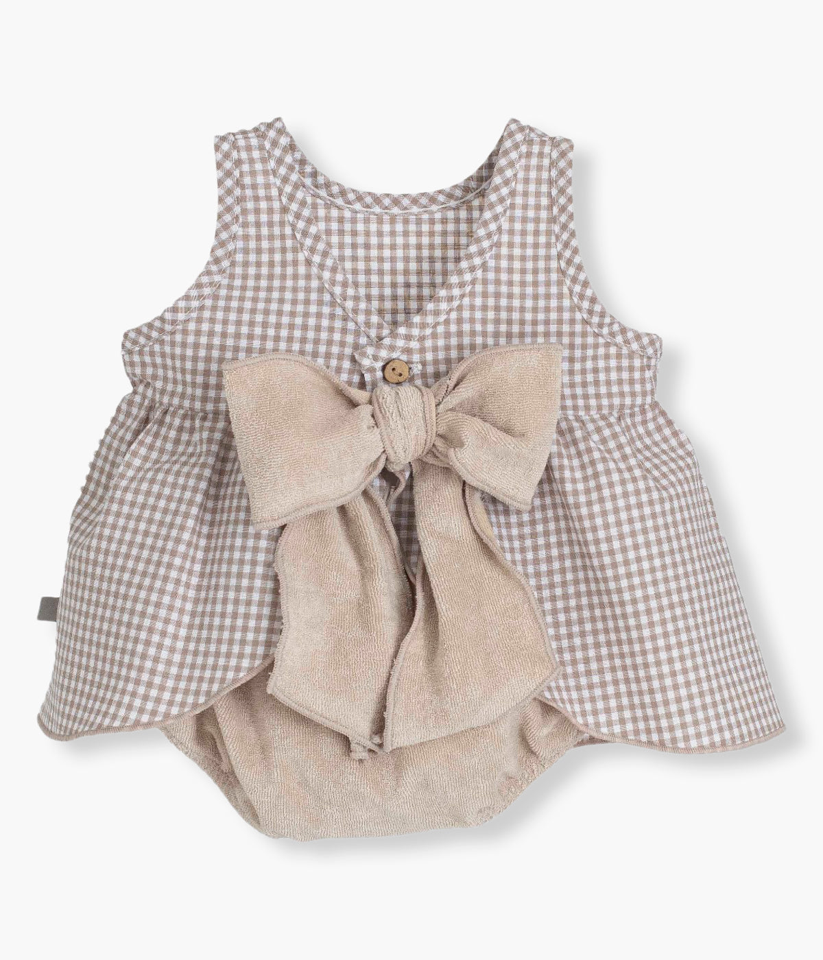 Vista de costas do conjunto em algodão bege e branco da Calamaro Baby para bebé menina e recém‑nascida composto por vestido e tapa fraldas. Vestido sem mangas de padrão vichy bege e branco com laço bege liso nas costas. Tapa fraldas liso a combinar.