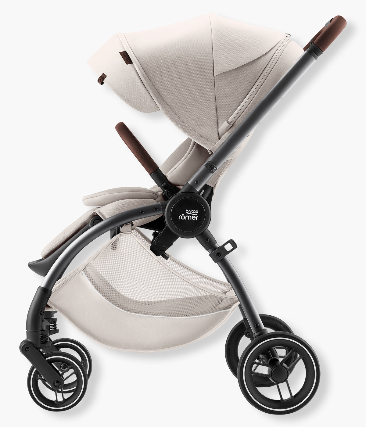 Vista lateral do carrinho de passeio Rio Lux da marca Britax Römer na cor Soft Taupe. Prático carrinho de passeio concebido para acompanhar a criança desde o nascimento até aproximadamente aos 4 anos ou 22 kg.