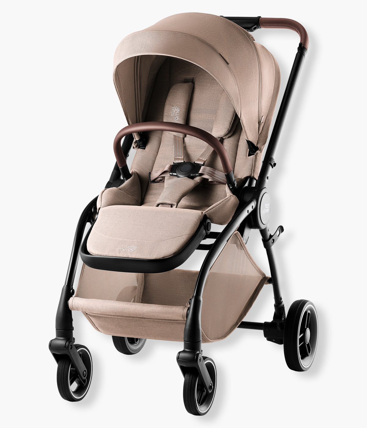 Vista frontal do carrinho de passeio Rio Style da marca Britax Römer na cor Teak. Prático carrinho de passeio concebido para acompanhar a criança desde o nascimento até aproximadamente aos 4 anos ou 22 kg.