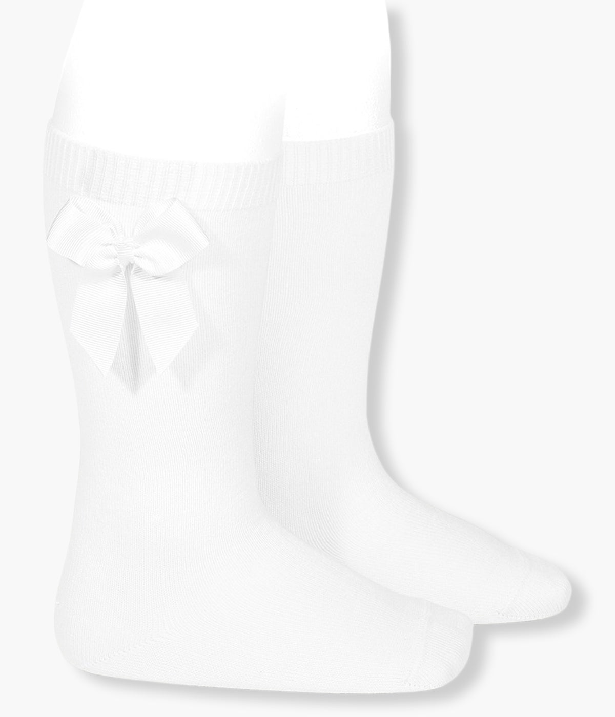 Meias pelo joelho lisas em algodão anti-pilling de cor branco (200 Blanco) da marca Cóndor para bebé e recém-nascido(a). Laço em gorgurão à cor na lateral.