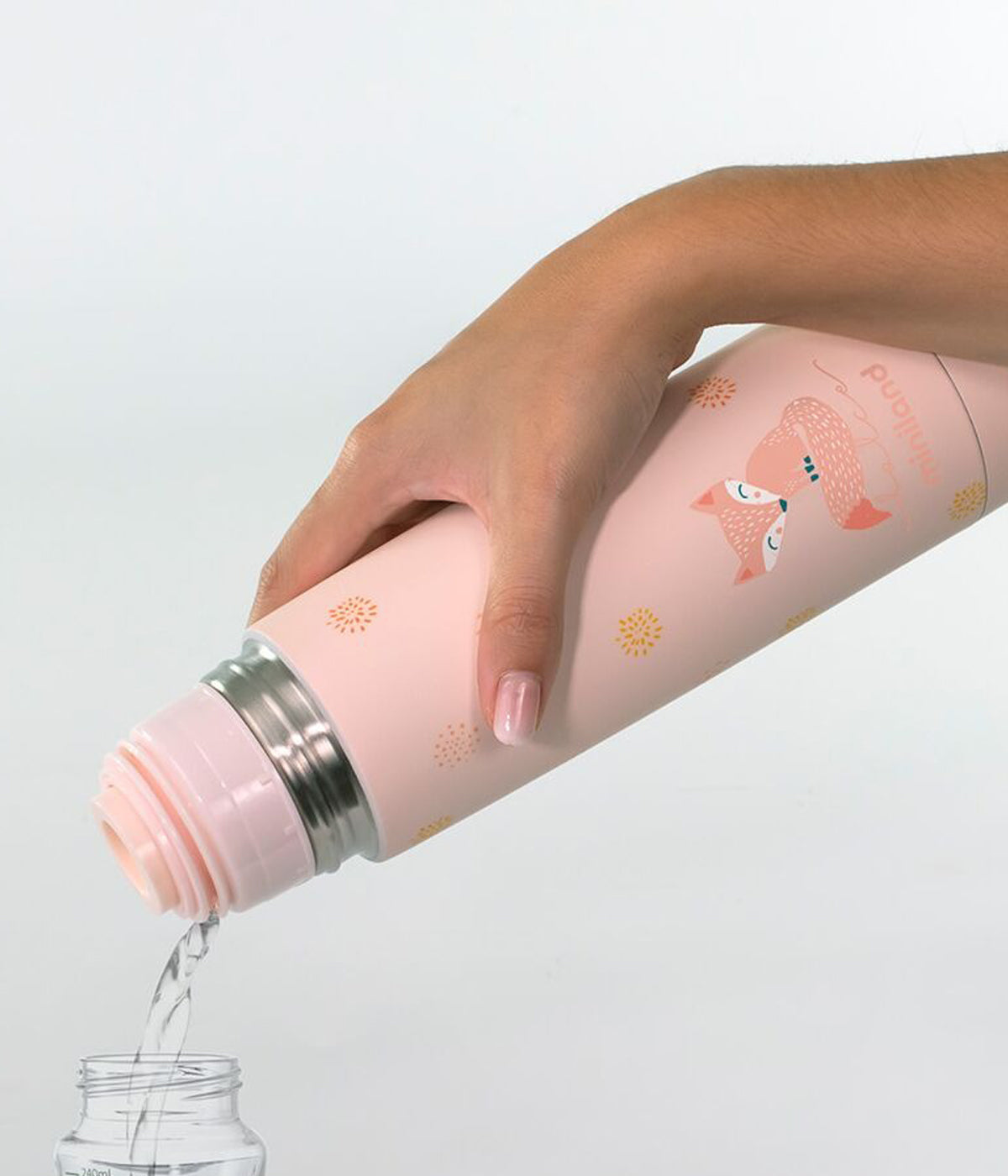 Termo para líquidos Miniland Dolce Candy rosa, com capacidade para 350ml, perfeita para manter a temperatura de líquidos quentes ou frios por mais de 24 horas. Este termo é indispensável para ter sempre as refeições do bebé prontas, seja em passeios ou refeições fora de casa.