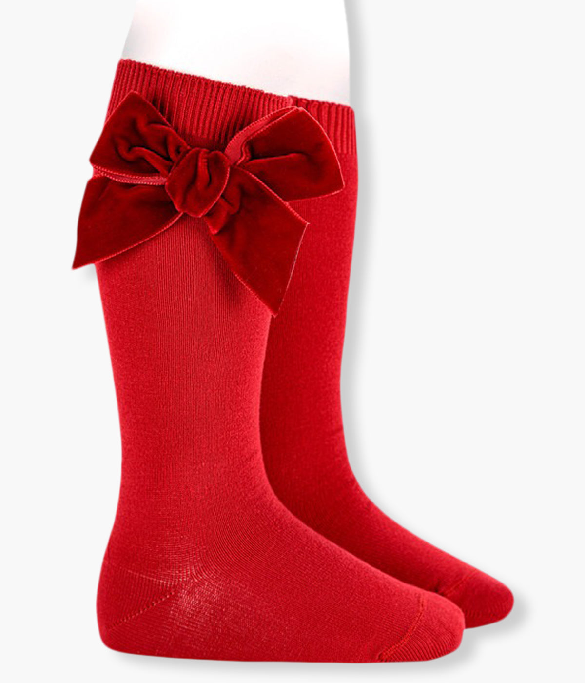 Meias pelo joelho lisas em algodão anti-pilling de cor vermelho-escuro (578 Red Velvet) da marca Cóndor para bebé e recém-nascido(a). Laço em veludo à cor na lateral.