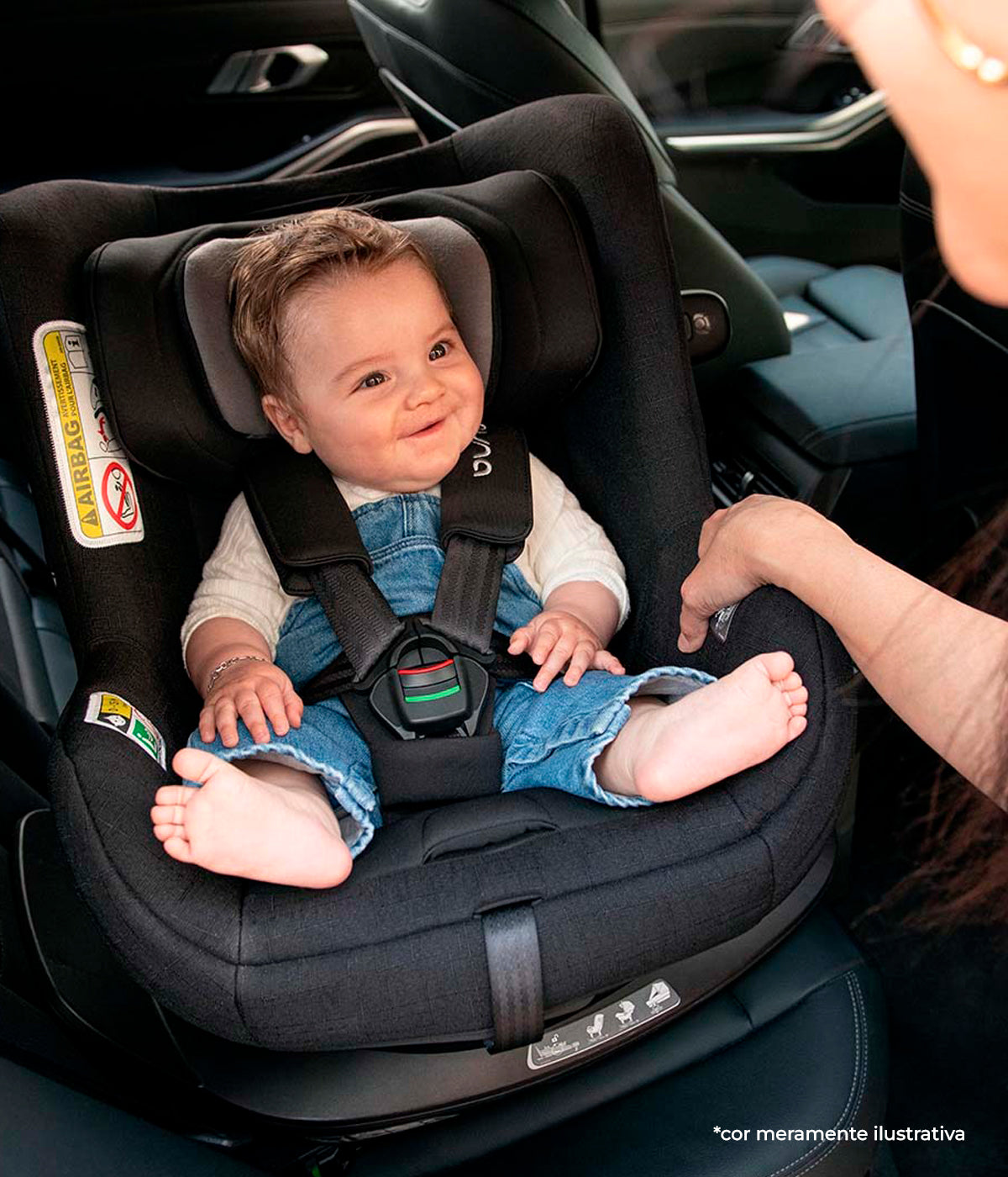 Vista frontal da Cadeira Auto Rotativa i-Size Nuna Todl Next Thunder com um bebé
