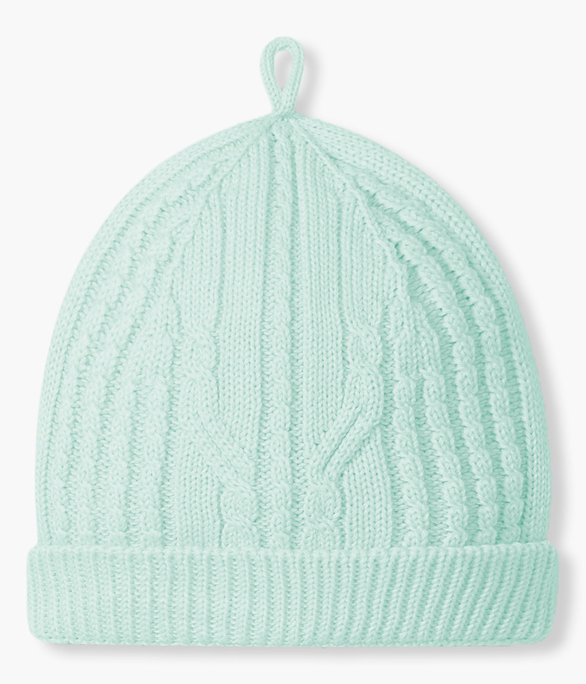 Vista de frente do gorro em malha de algodão orgânico verde-água da Wedoble para bebé e recém-nascido(a). Delicado gorro em malha suave com detalhes entrelaçados, dobra e pequeno pormenor no topo.