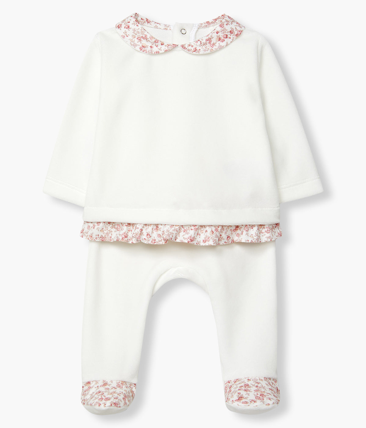 Conjunto em veludo pérola composto por camisola e calças da Laranjinha para bebé menina e recém-nascida. Camisola com gola redonda cortada e folho no contorno inferior com padrão floral. Calças com pés a combinar.