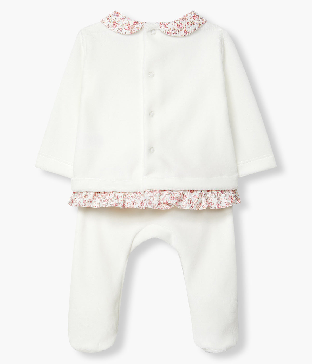 Conjunto em veludo pérola composto por camisola e calças da Laranjinha para bebé menina e recém-nascida. Camisola com gola redonda cortada e folho no contorno inferior com padrão floral. Calças com pés a combinar.