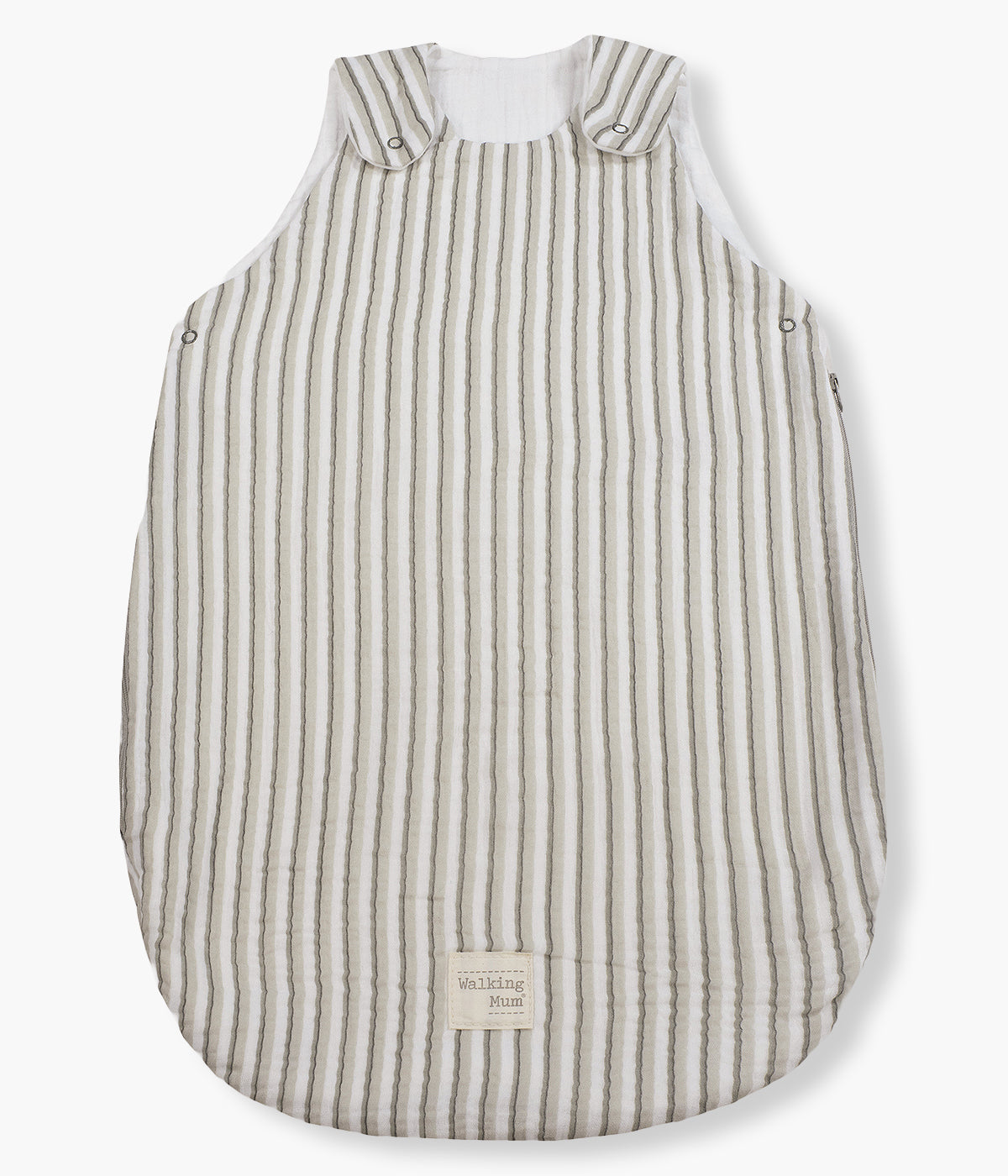 Vista frontal do saco de dormir para bebé Walking Mum Botton Strips com padrão riscas cinza-claro e cinza-escuro. Este leve e respirável saco de dormir de vestir em musselina possui um tog 0.5.