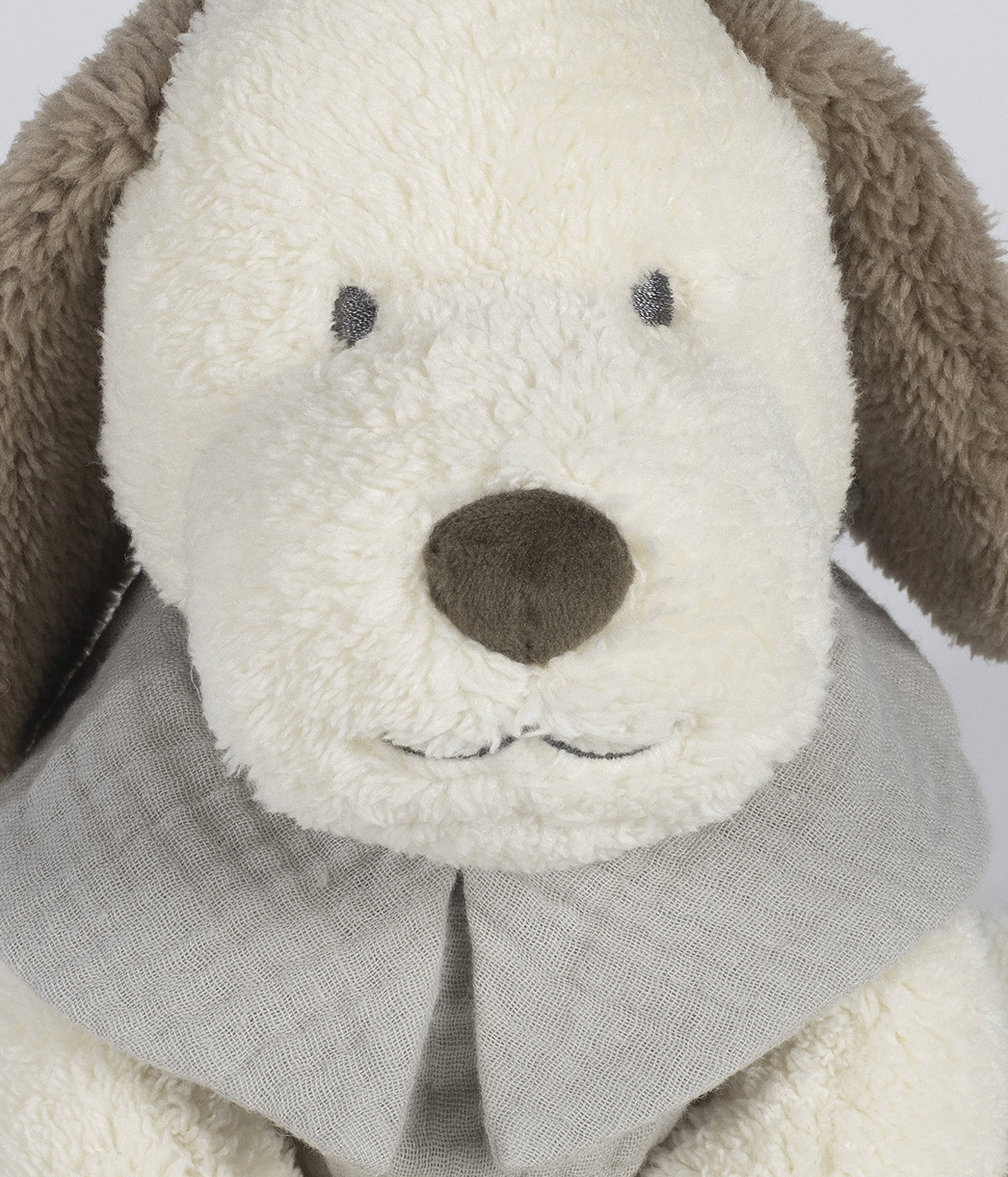 Peluche Walking Mum Sintra para bebé e recém-nascido em forma de cão com 27cm pérola com orelhas e patas castanhas e roupa em tons de verde.