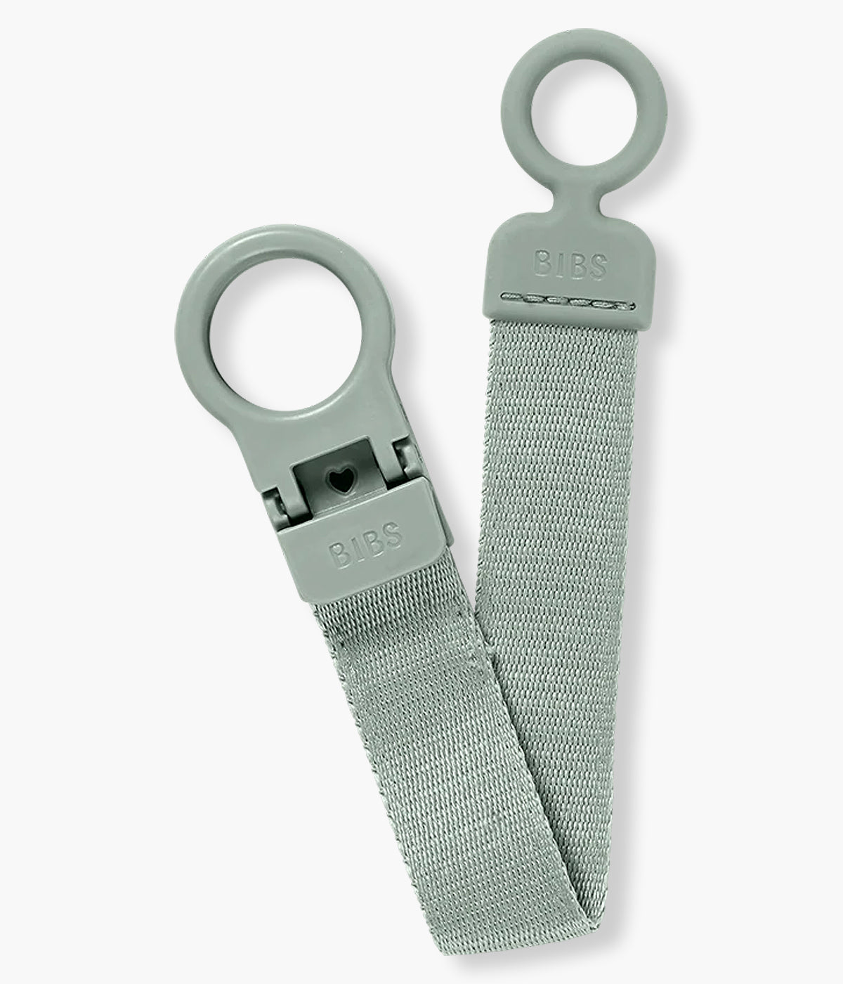 Prende chupetas para Bebé Loop da marca Bibs em verde (sage). Essencial que facilita o dia a dia: mantém a chupeta sempre à mão e longe do chão, com fecho de utilização rápida, manuseável com uma só mão. Anel em silicone compatível com todas as chupetas Bibs.