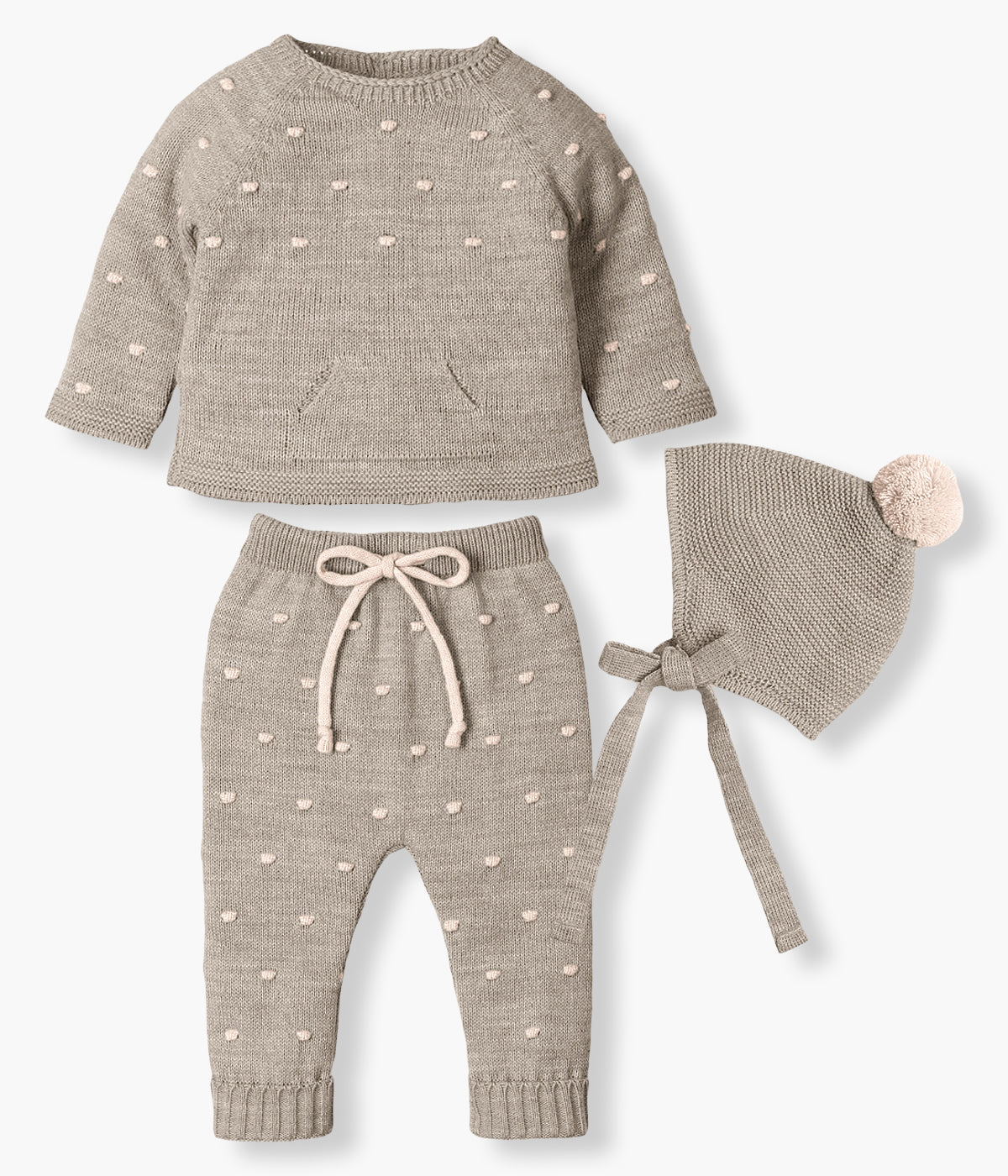 Conjunto de 3 peças em malha castanho da Mac Ilusión composto por camisola, calças e gorro para bebé menina e recém-nascida. Camisola e calças com bolinhas com relevo rosa. Touca com pompom.