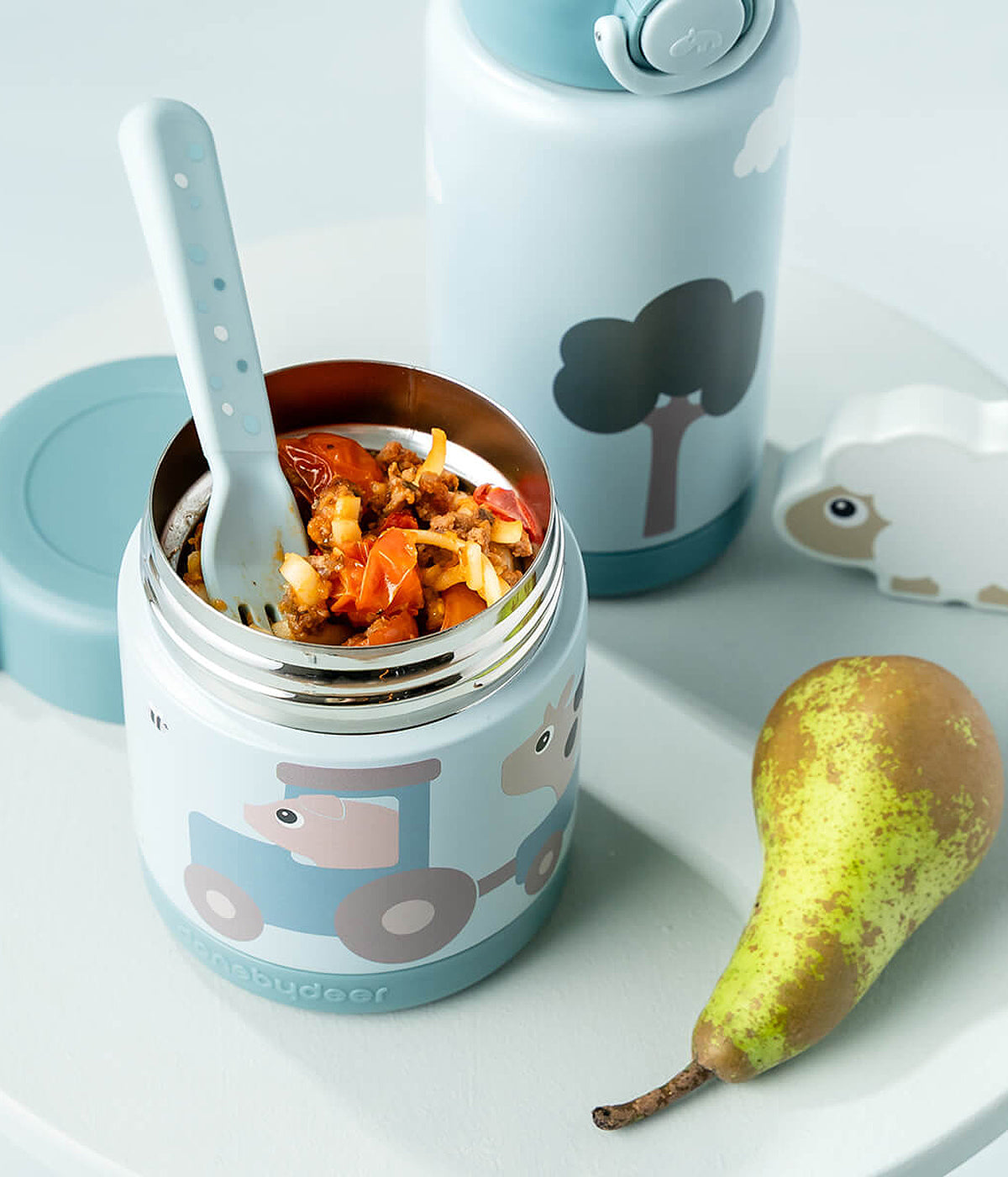 Termo para sólidos Tiny Farm da Done by Deer com capacidade para 300ml para bebé. De cor azul, decorada com Dotti e Pigee, esta termo é ideal para manter os alimentos na temperatura ideal por até 6h.