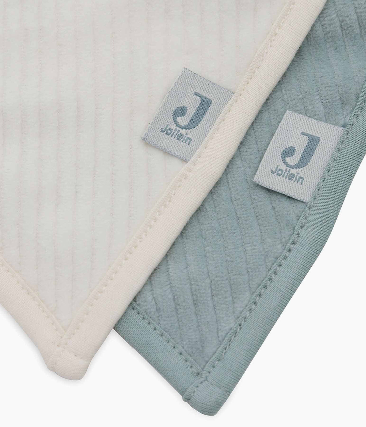 Conjunto de duas babetes em veludo canelado da Jollein para bebé e recém-nascido(a). Suaves babetes, uma pérola e outra azul, perfeitas para manter o bebé limpo enquanto aprende a beber e comer sozinho.