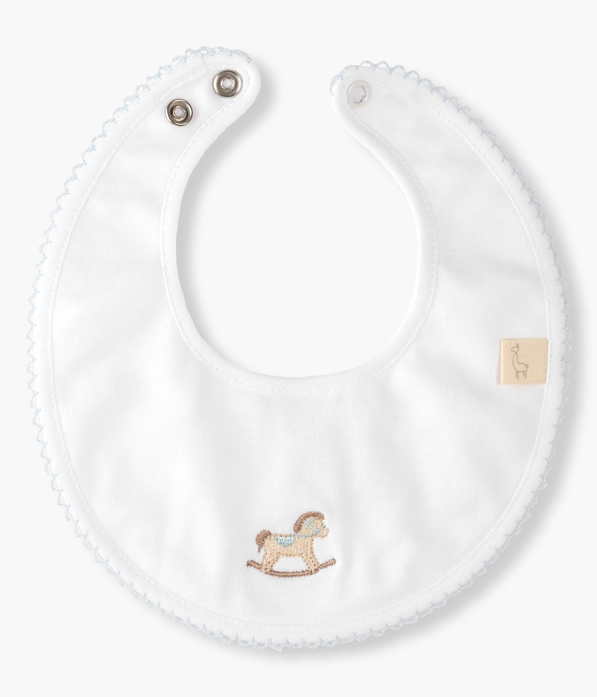 Babete impermeável branca da Baby Gi para bebé e recém-nascido(a), 100% algodão. Contorno a toda a volta com renda perfurada e pequeno cavalo de madeira bordado na frente.