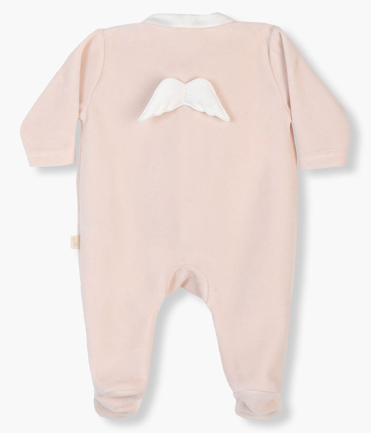 Babygrow em veludo nude da Baby Gi para bebé menina e recém-nascida. Gola redonda cortada e detalhe de asas de anjo nas costas em branco. Abertura com molas de pressão na frente e entrepernas.