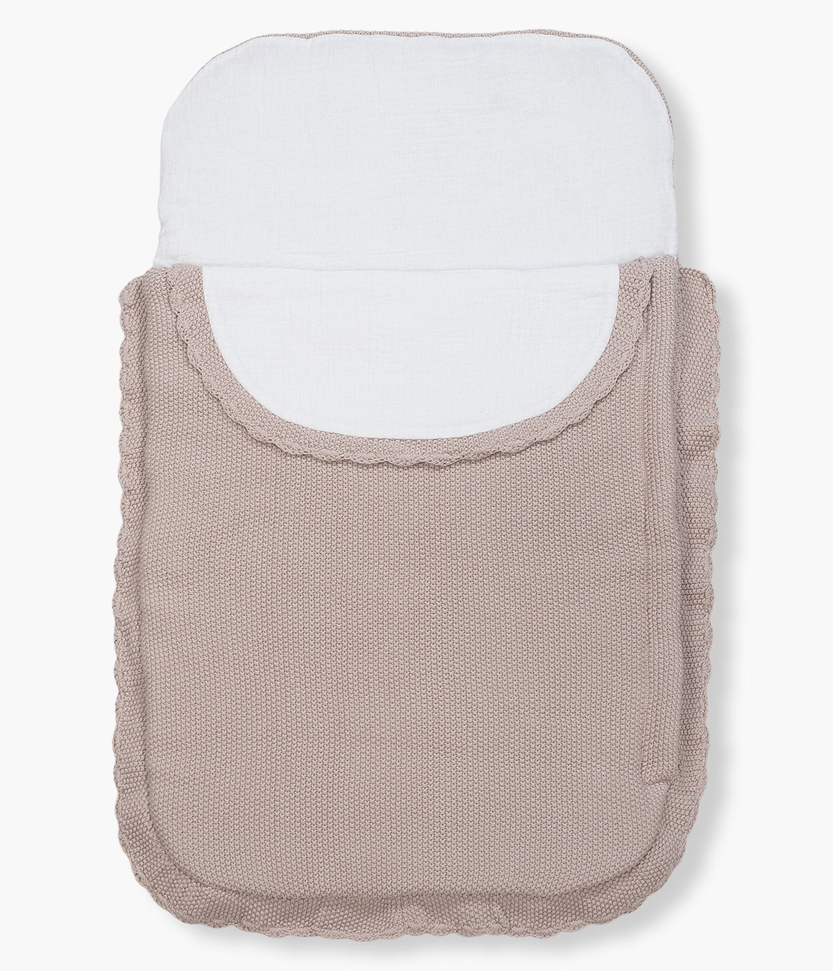 Saco manta em malha de algodão rosa velho da Pasito a Pasito para bebé menina. Este suave saco manta destaca-se pelo seu ponto de arroz requintado e um elegante acabamento em croché ondulado. Possui um design funcional com um interior em tecido musselina branco, permitindo ser utilizado como ninho ou como manta de berço, acompanhando o crescimento e as diferentes necessidades da bebé.