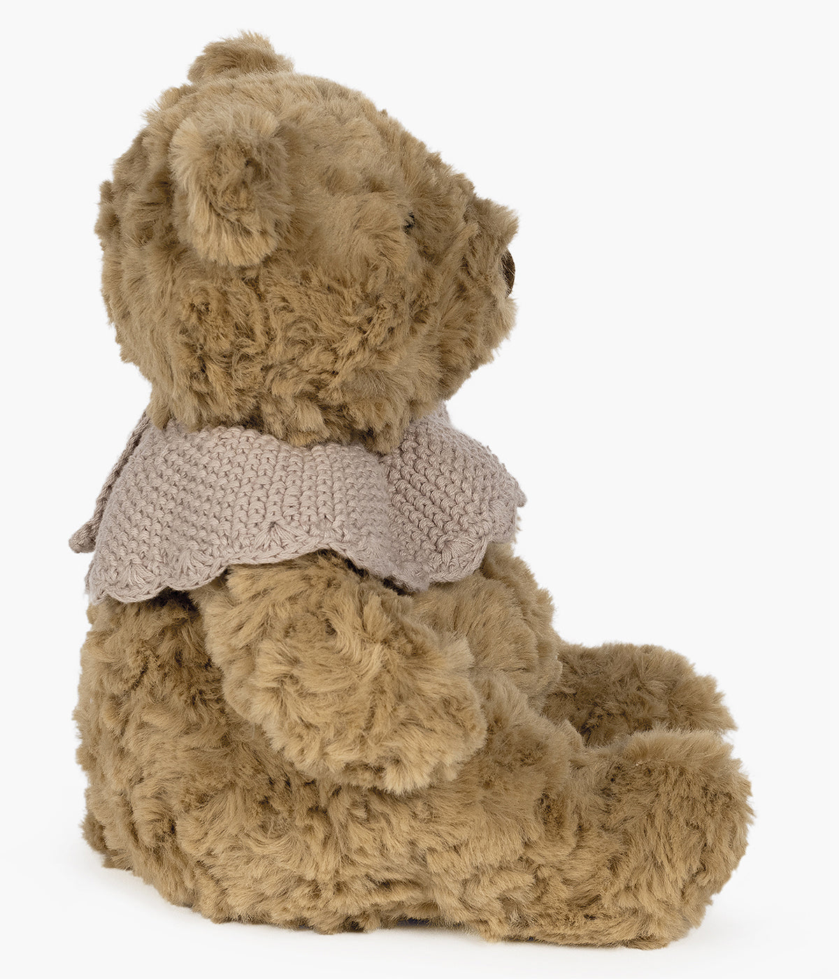 Urso de peluche castanho da Pasito a Pasito para Bebé menina. Delicado urso com textura aveludada ideal para o contacto com a pele sensível da bebé. O detalhe da gola em tricot, numa tonalidade delicada de rosa velho, confere um toque clássico e amoroso ao seu visual, tornando-o ainda mais especial.