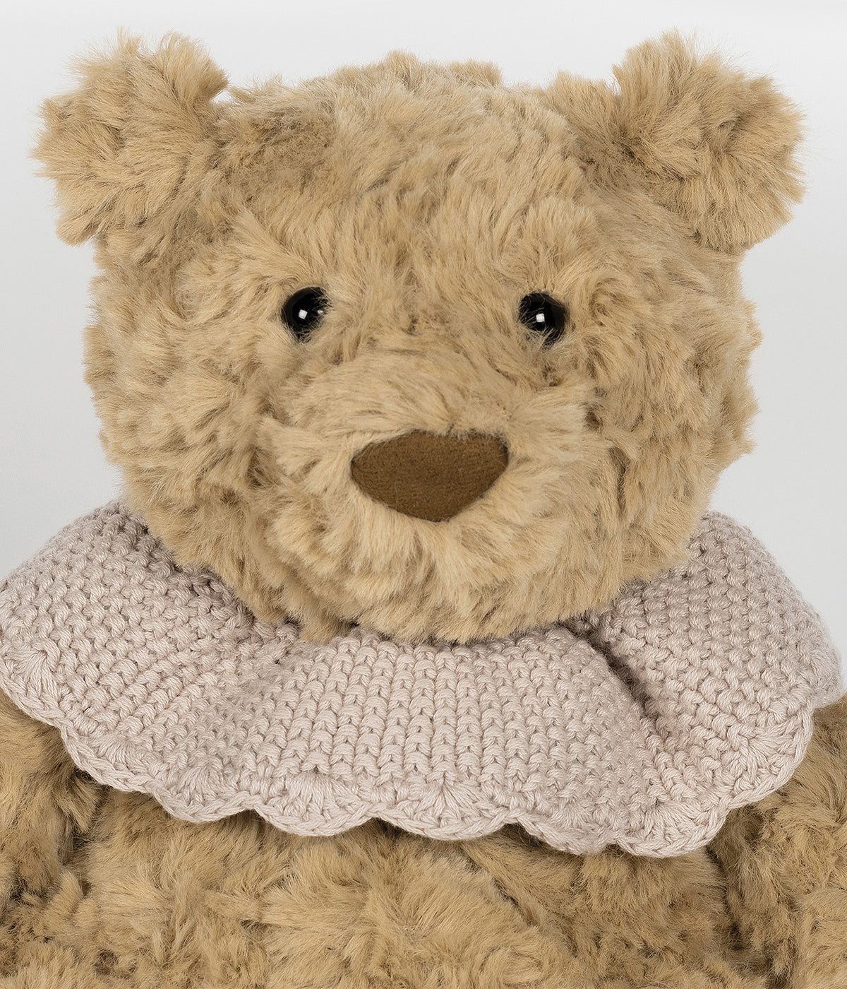 Urso de peluche castanho da Pasito a Pasito para Bebé menina. Delicado urso com textura aveludada ideal para o contacto com a pele sensível da bebé. O detalhe da gola em tricot, numa tonalidade delicada de rosa velho, confere um toque clássico e amoroso ao seu visual, tornando-o ainda mais especial.