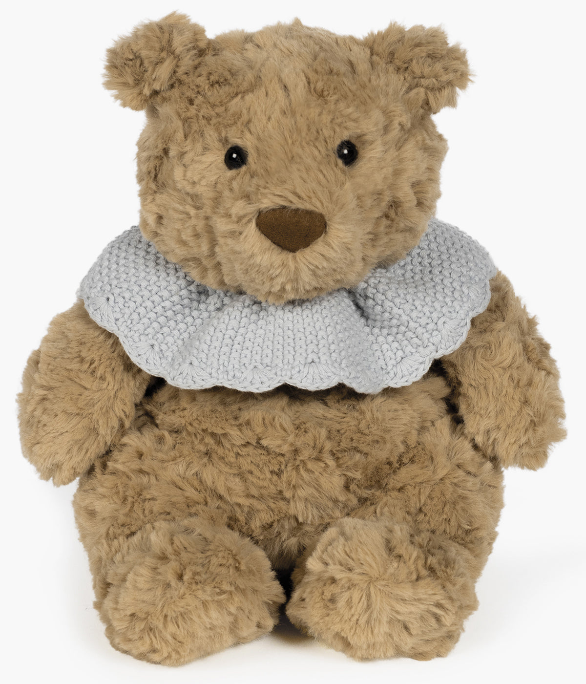 Urso de peluche bege da Pasito a Pasito para bebé menino. Delicado urso com textura aveludada ideal para o contacto com a pele sensível do bebé. O detalhe da gola em tricot, numa tonalidade delicada de azul, confere um toque clássico e amoroso ao seu visual, tornando-o ainda mais especial.