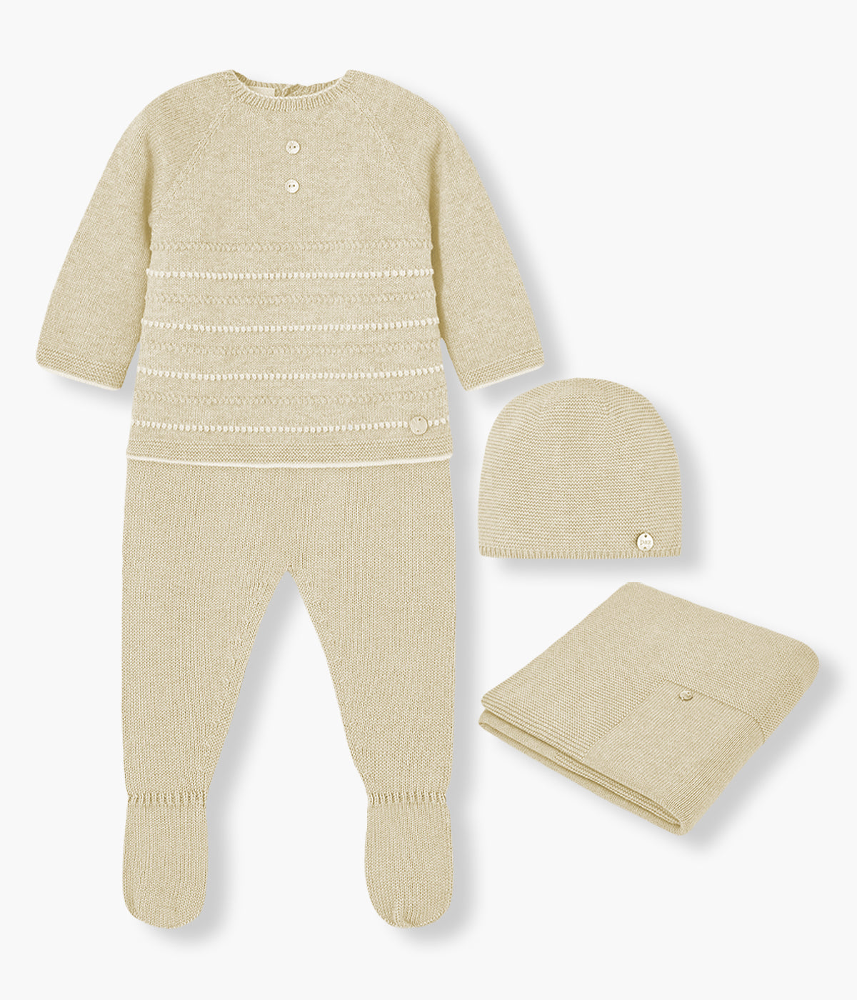 Conjunto de nascimento composto por 4 peças em malha de algodão com caxemira bege da Paz Rodríguez para bebé e recém-nascido(a). Camisola com pequenas riscas com revelo, dois botões decorativos e uma medalha madrepérola. Calças com pés. Gorro liso. Manta lisa de formato retangular.