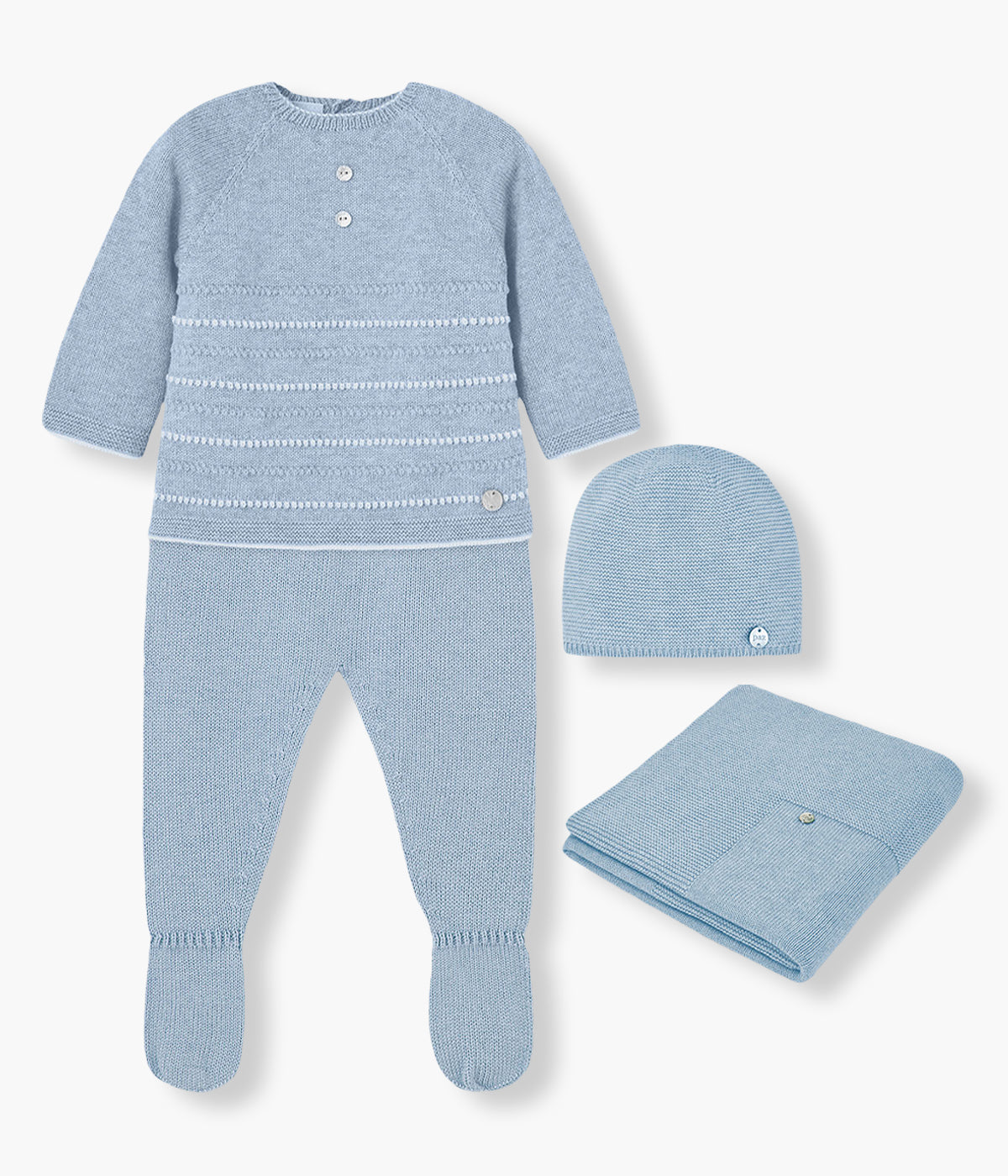 Conjunto de 4 peças em malha de algodão com caxemira azul da Paz Rodríguez para bebé menino e recém-nascido. Camisola com pequenas riscas com revelo em branco, dois botões madrepérola decorativos e uma medalha com logo da marca. Calças com Pés. Gorro Liso. Manta lisa de formato retangular.