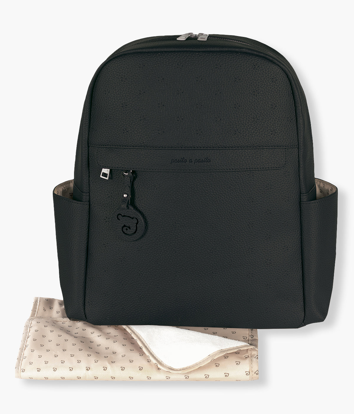 Mochila de maternidade Pasito a Pasito London black em polipele preta vista de frente com muda fraldas.