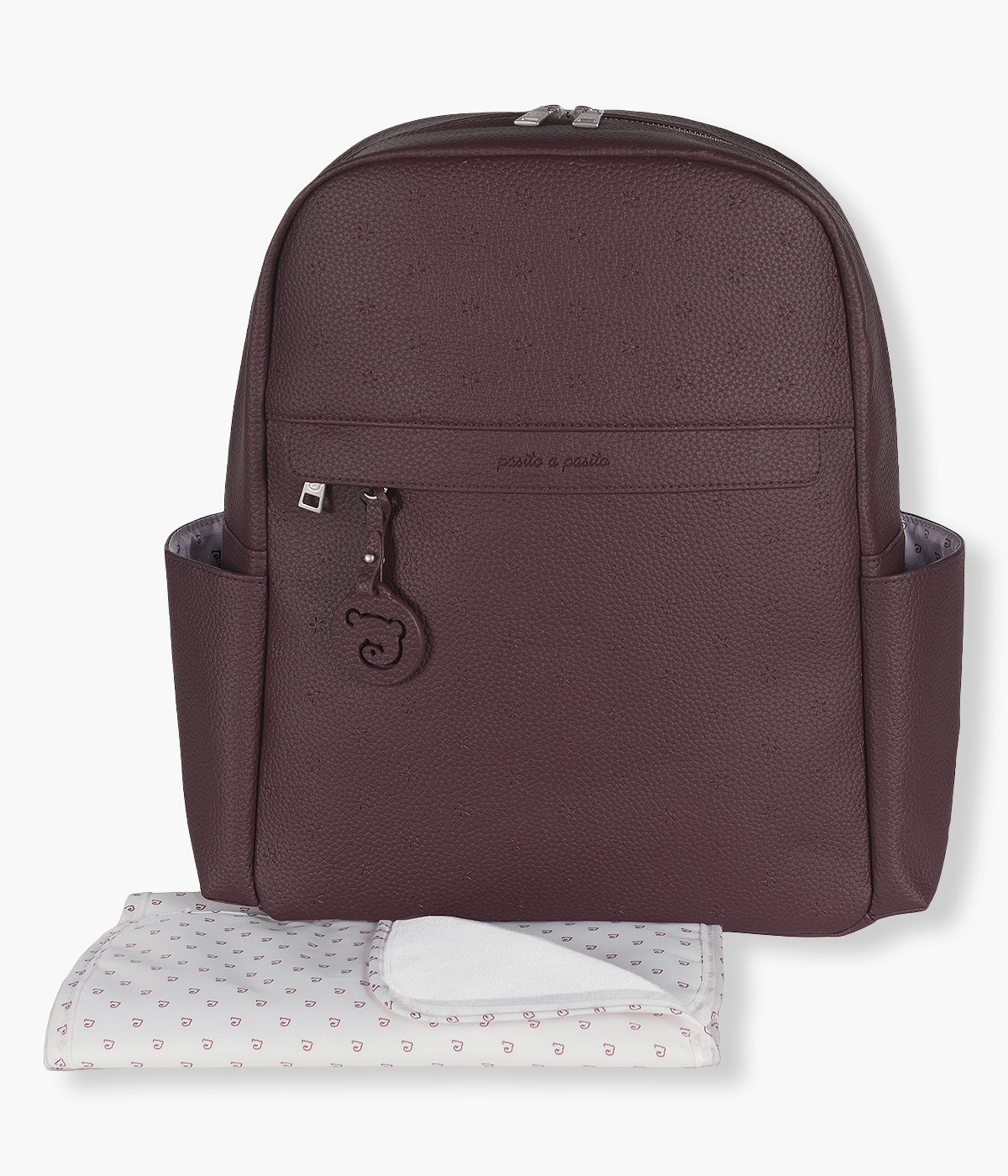 Mochila de Maternidade Pasito a Pasito London Cherry em polipele de cor cereja vista de frente.