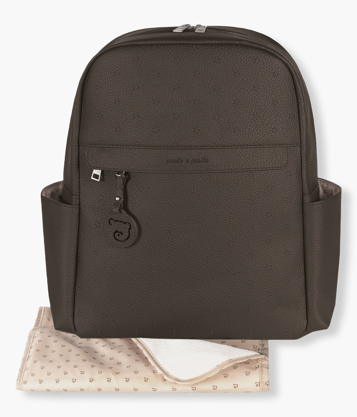 Mochila de Maternidade Pasito a Pasito London Brown em polipele castanha vista de frente.