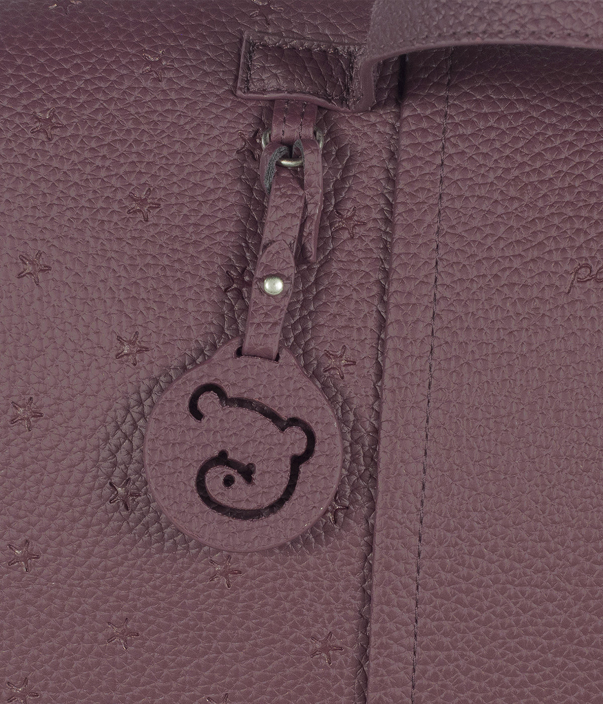 Mala de Maternidade Pasito a Pasito London Cherry em polipele cereja com pendente da marca.