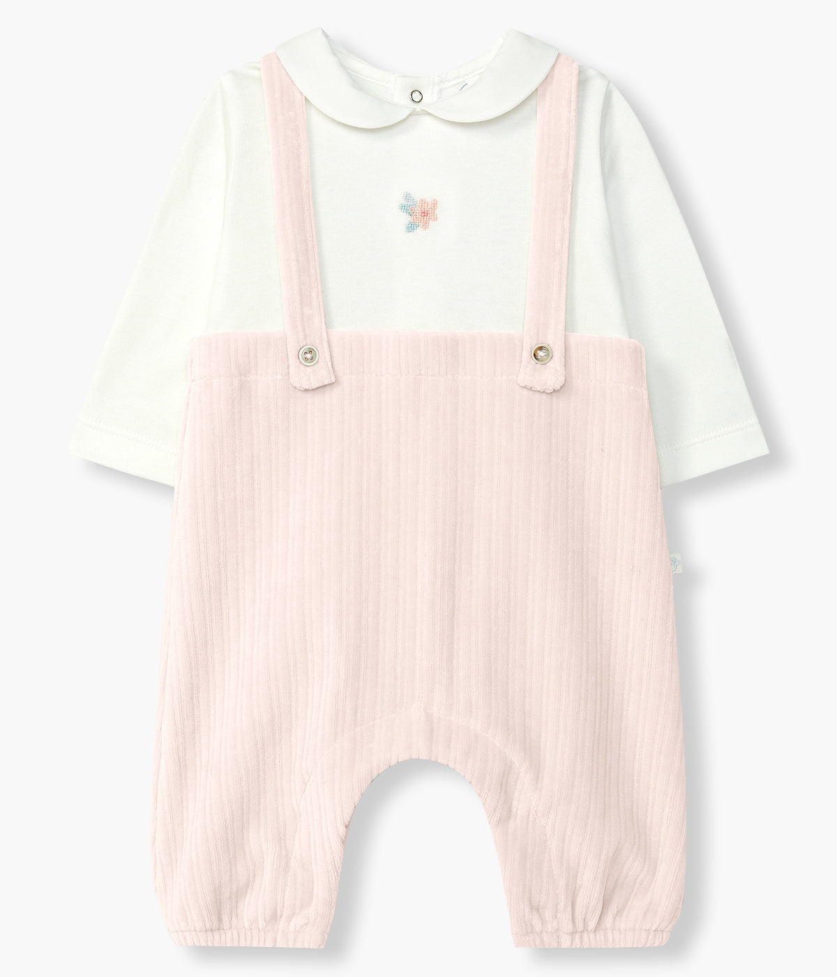 Babygrow com efeito de duas peças da Laranjinha para bebé menina e recém-nascida. Parte superior em algodão cardado pérola com gola redonda cortada e bordado de flor no peito. Parte inferior em veludo canelado cor-de-rosa com alças decorativas e sem pés.