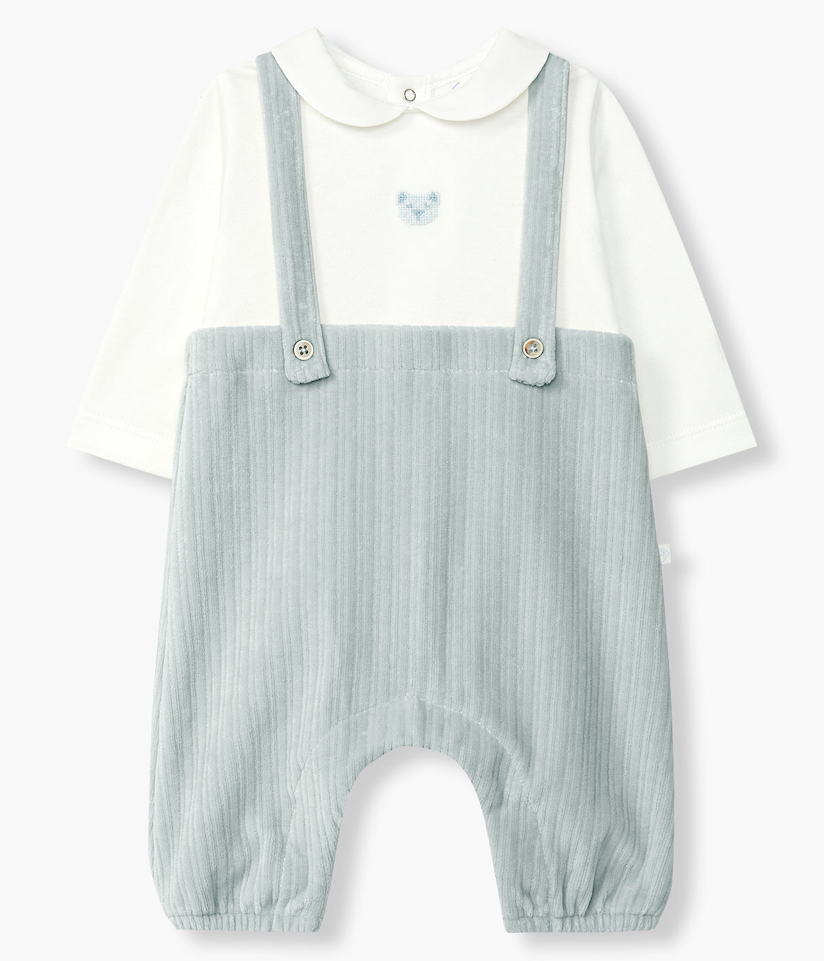 Babygrow com efeito de duas peças da Laranjinha para bebé menino e recém-nascido. Parte superior em algodão cardado pérola com gola redonda cortada e bordado de urso no peito. Parte inferior em veludo canelado azul-acinzentado sem pés com alças decorativas.