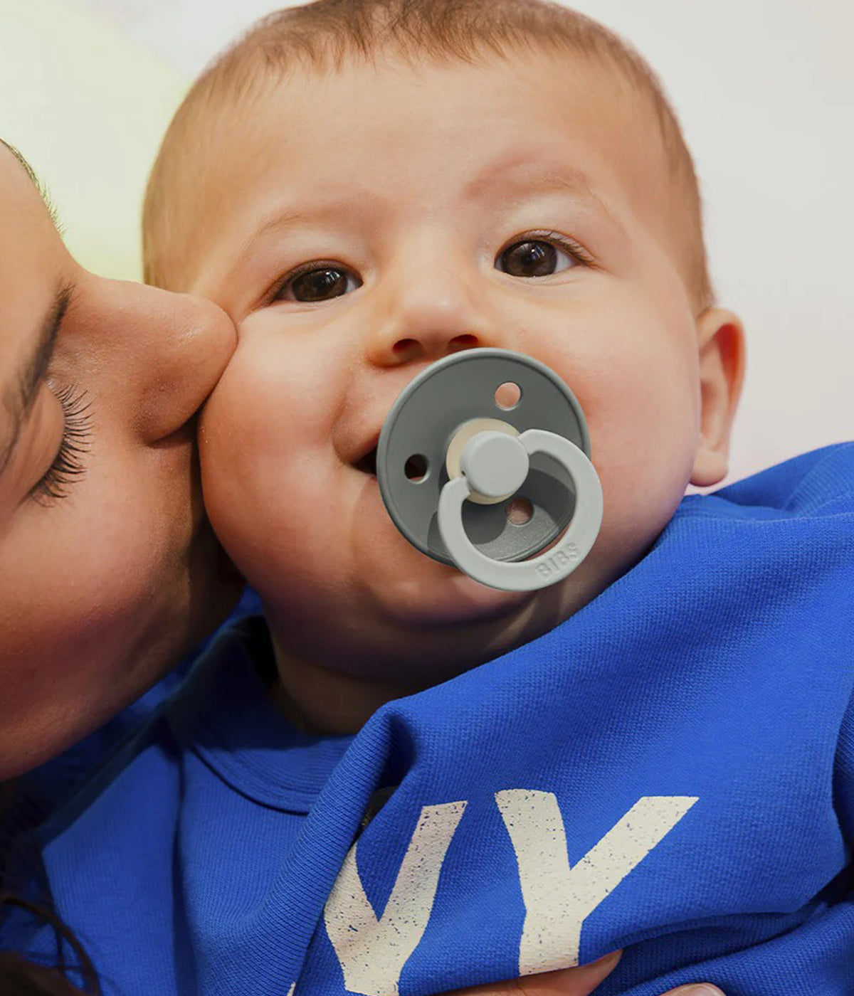 Pack de 2 chupetas Studio Colour Fusion Iron Cloud Mix com tetina redonda em borracha 100% natural. Conjunto composto por 1 chupeta cinza (iron) e 1 chupeta cinza-escuro (iron).