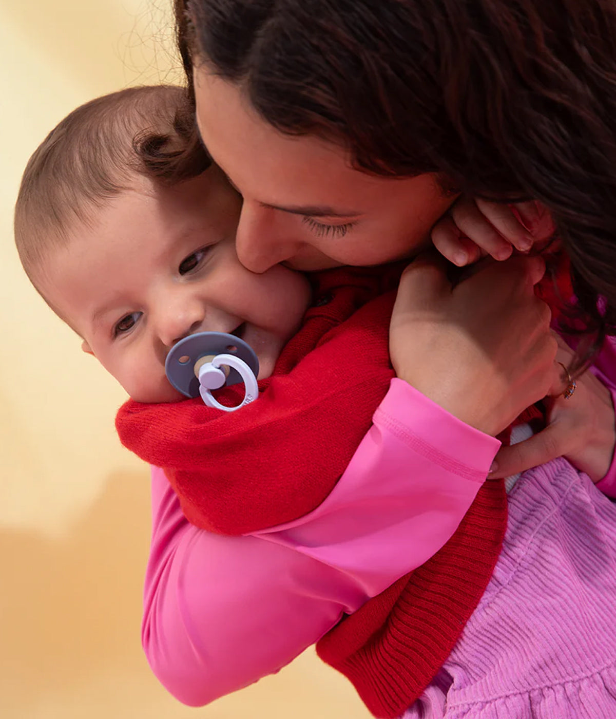 Pack de 2 chupetas Studio Colour Fusion Baby Blue Petrol Mix com tetina redonda em borracha 100% natural. Conjunto composto por 1 chupeta azul-bebé (baby blue) e 1 chupeta azul-petróleo (petrol), ambas decoradas com riscas.