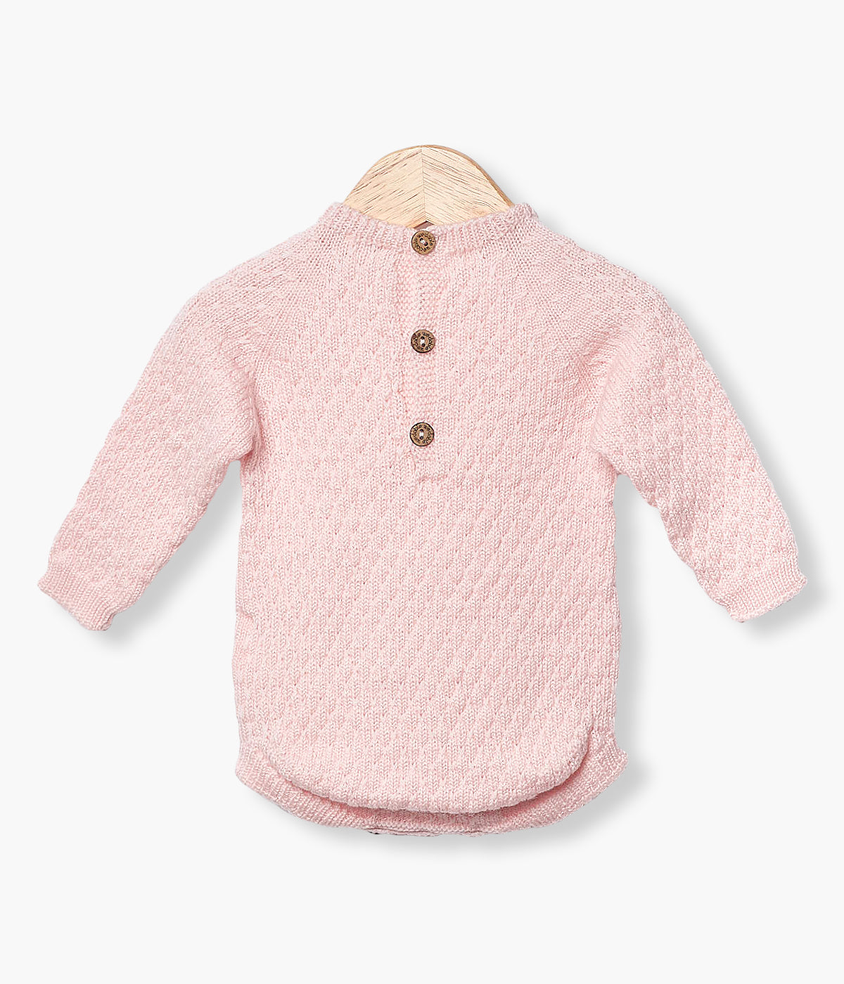 Fofo tricotado em lã merino cor-de-rosa da Wedoble para bebé menina e recém-nascida. Suave fofo com detalhes entrelaçados na malha de abertura nas costas e entrepernas.