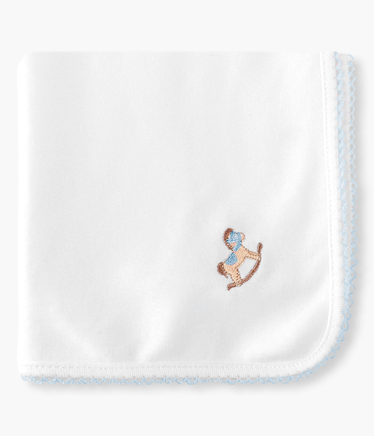 Vista frontal e dobrada da fralda branca da Baby Gi para bebé menino e recém-nascido, 100% algodão. Contorno a toda a volta em picueta azul. Bordado no canto com cavalo e madeira.