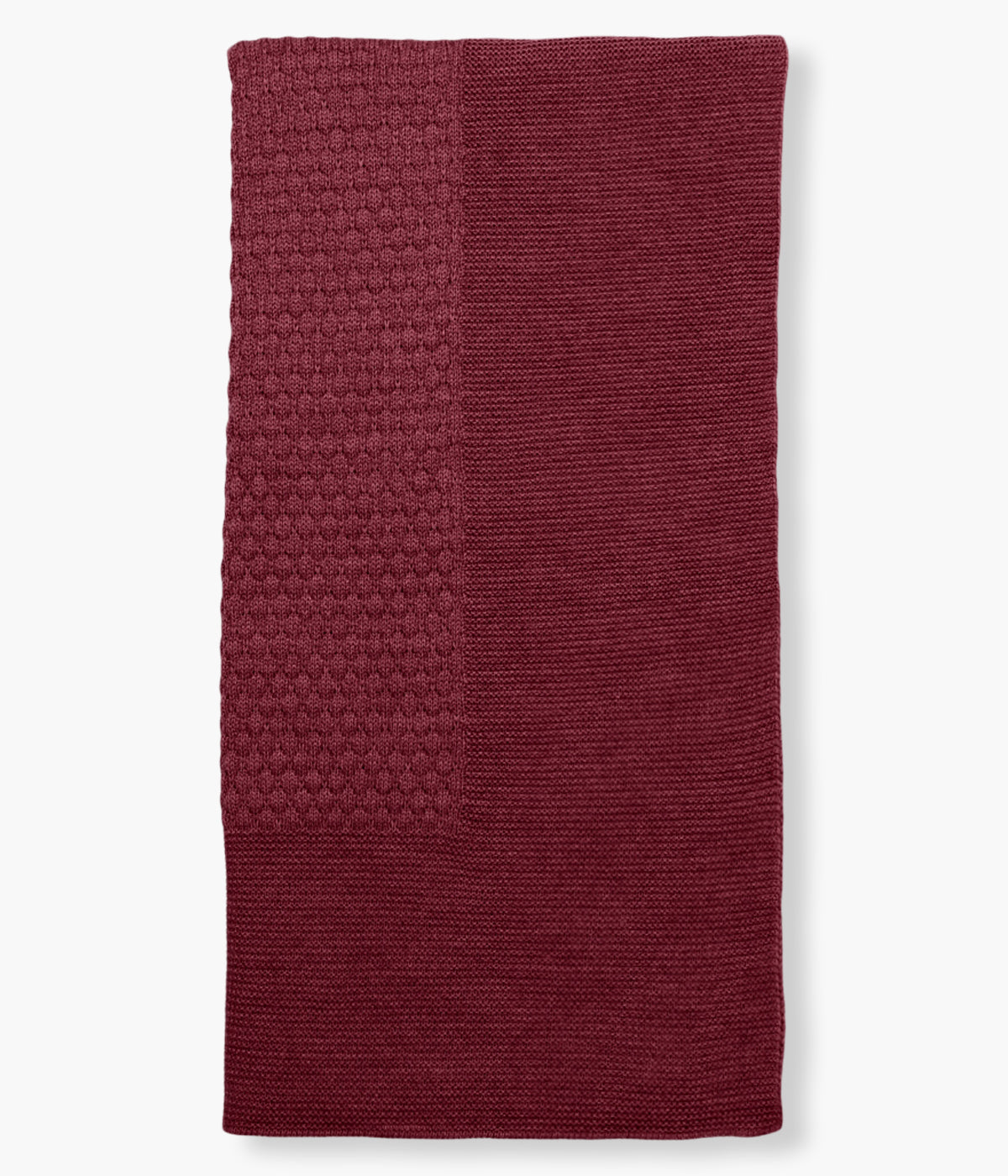 Conjunto de 3 peças em malha bordô da Mac Ilusión composto por camisola, calças e gorro para bebé e recém-nascido(a). Camisola com detalhes em branco. Gorro com pompom branco e tiras para atar no queixo. Calças com pés.