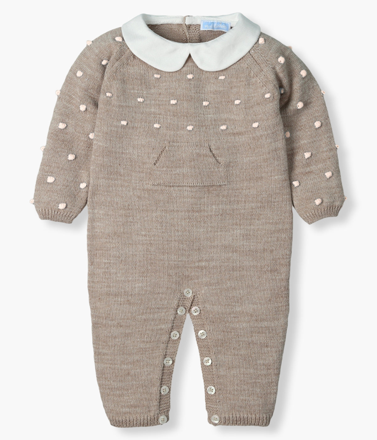 Babygrow em malha bege sem pés da Mac Ilusión para bebé menina e recém-nascida. Gola redonda cortada branca, bolinhas com relevo em rosa e bolso decorativo na frente.