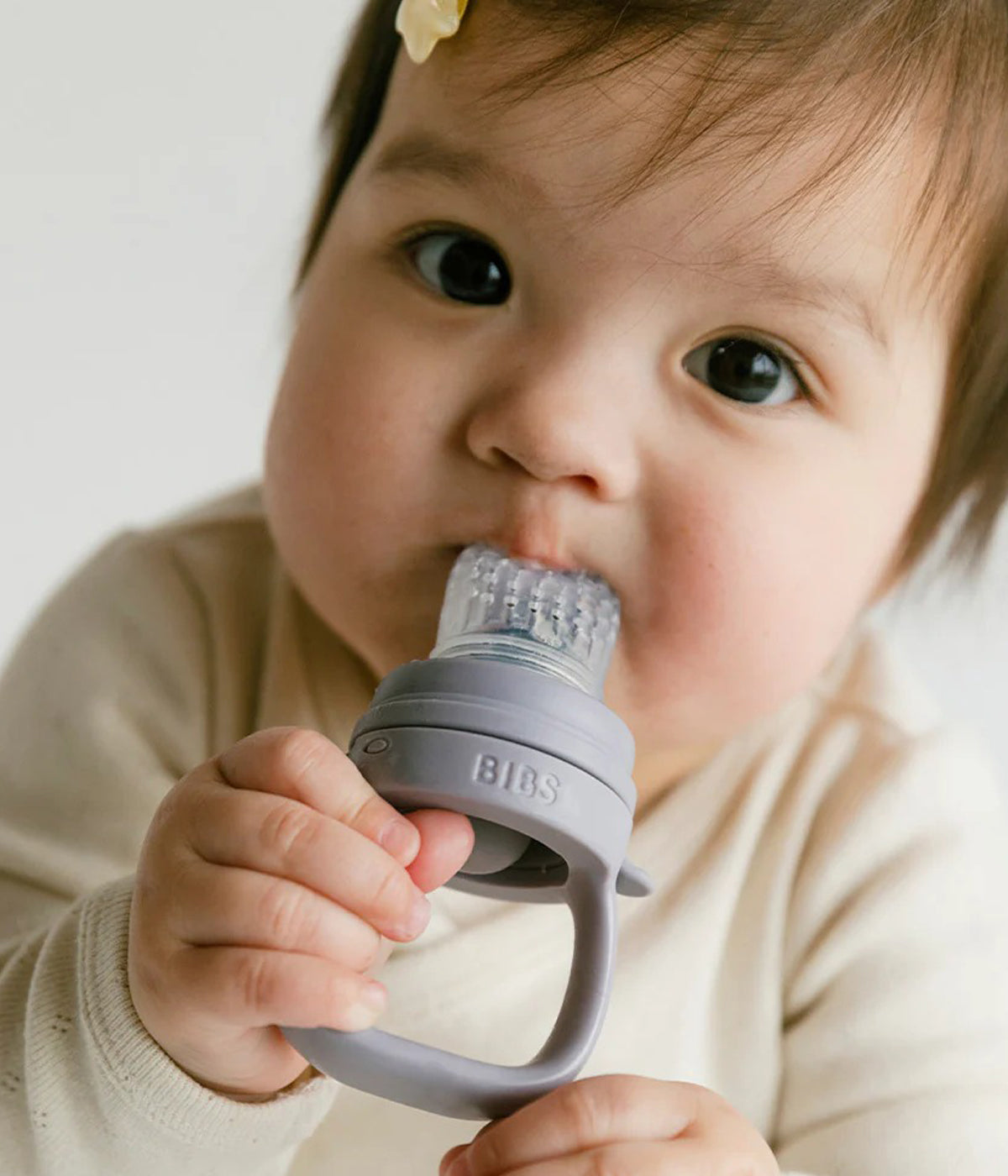 O Alimentador em Silicone da Bibs é a solução perfeita para introduzir novos sabores na fase de diversificação alimentar. Este alimentador é de cor lilás (fossil grey) e oferece uma experiência segura, higiénica e confortável para o bebé graças à tetina em silicone macio que permite provar frutas, legumes ou até cubos de leite materno congelado.