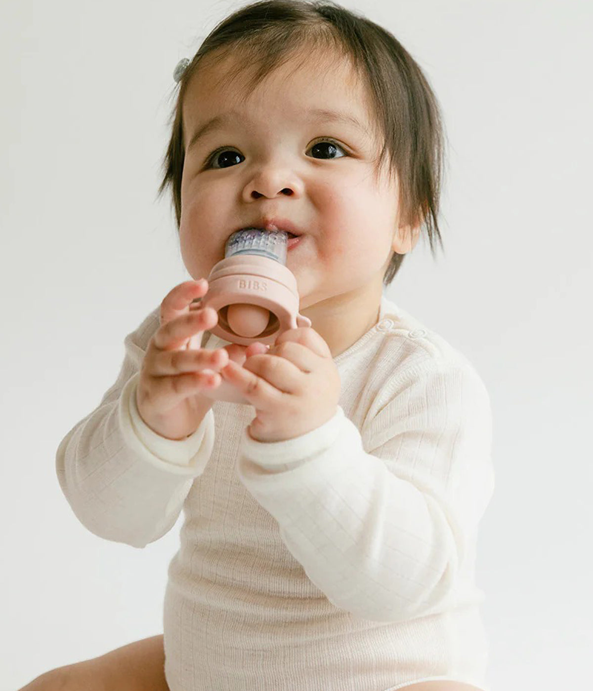 O Alimentador em Silicone da Bibs é a solução perfeita para introduzir novos sabores na fase de diversificação alimentar. Este alimentador é cor-de-rosa (blush) e oferece uma experiência segura, higiénica e confortável para a bebé graças à tetina em silicone macio que permite provar frutas, legumes ou até cubos de leite materno congelado.