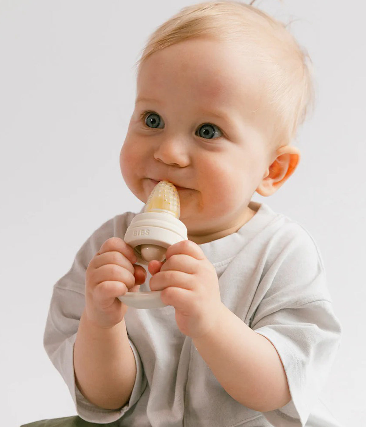 O Alimentador em Silicone da Bibs é a solução perfeita para introduzir novos sabores na fase de diversificação alimentar. Este alimentador é de cor marfim (ivory) e oferece uma experiência segura, higiénica e confortável para o bebé graças à tetina em silicone macio que permite provar frutas, legumes ou até cubos de leite materno congelado.