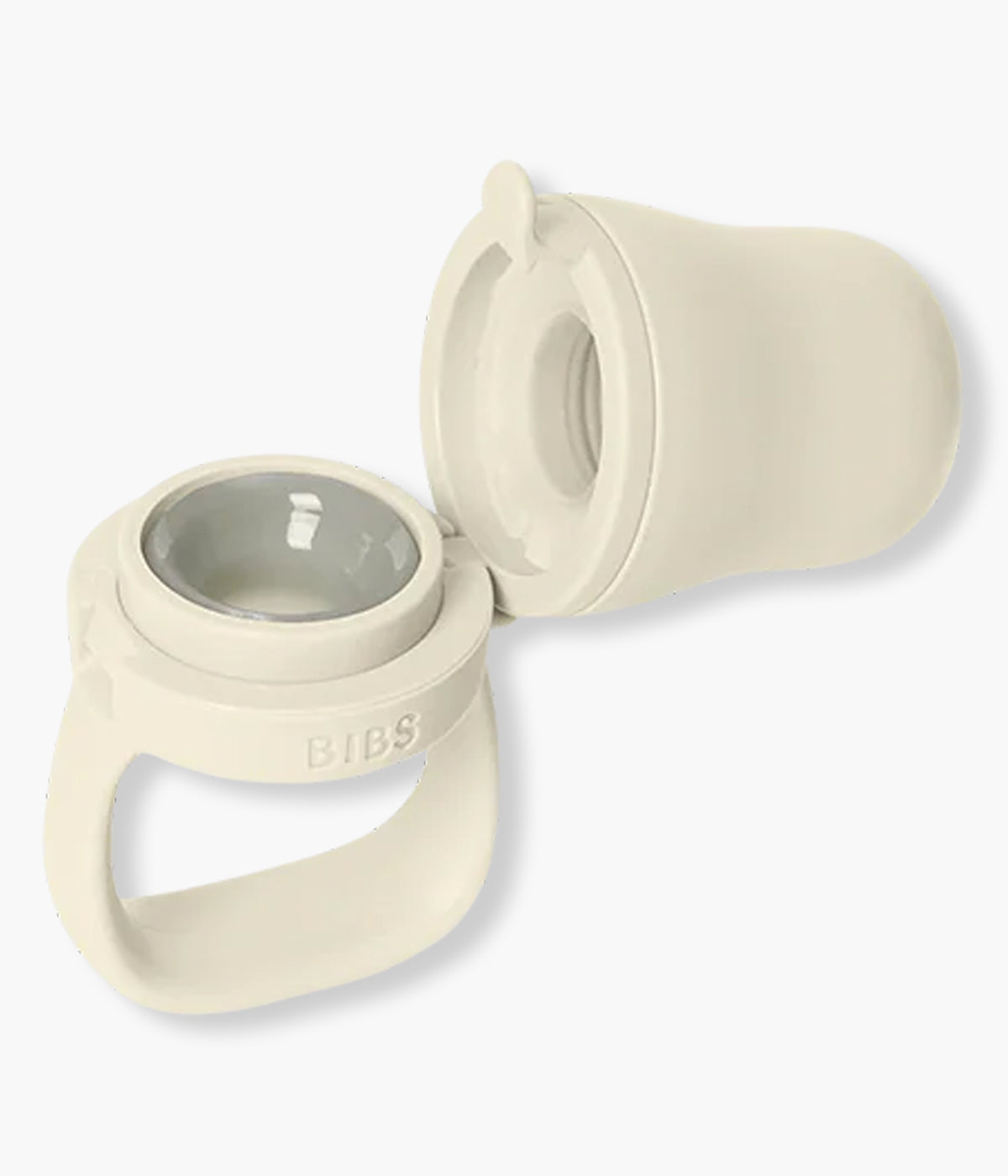 O Alimentador em Silicone da Bibs é a solução perfeita para introduzir novos sabores na fase de diversificação alimentar. Este alimentador é de cor marfim (ivory) e oferece uma experiência segura, higiénica e confortável para o bebé graças à tetina em silicone macio que permite provar frutas, legumes ou até cubos de leite materno congelado.