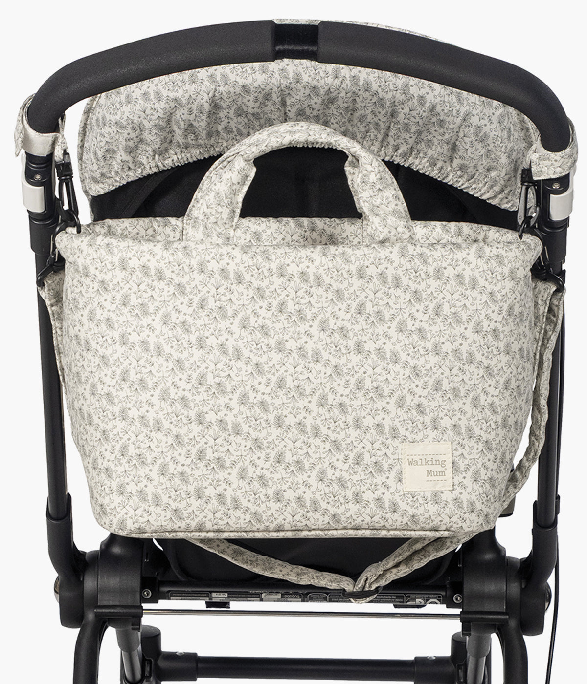 Bolsa de passeio Gala Mint da Walking Mum pendurada no carrinho.