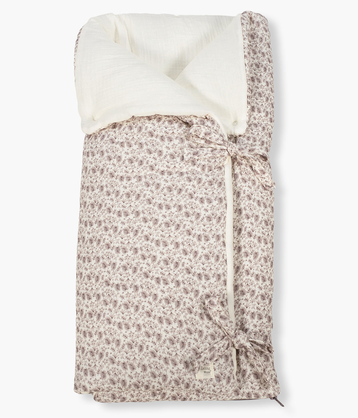 Saco manta Walking Mum Gala Cerise com padrão ramos em tons de cereja. Feito em musselina de algodão, este saco é ideal para a pele delicada da recém-nascida. Possui um design funcional permitindo ser utilizado como ninho ou como manta de berço, acompanhando o crescimento e as diferentes necessidades da bebé.