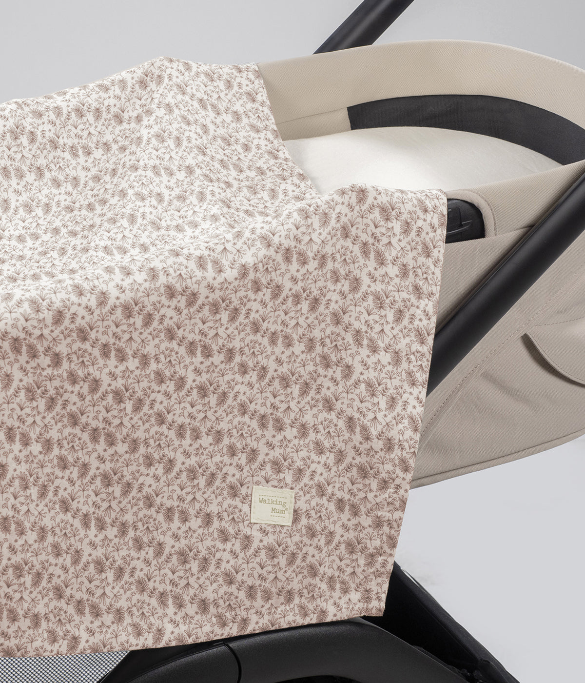 Swaddle musselina em bambu Walking Mum Gala Cerise para bebé menina. Macia e delicada fralda com padrão ramos em tons de cereja em fundo pérola com as dimensões de 120x120cm. Prática musselina com diversas utilizações tais como swaddling, apoio à amamentação ou fresco cobertor.