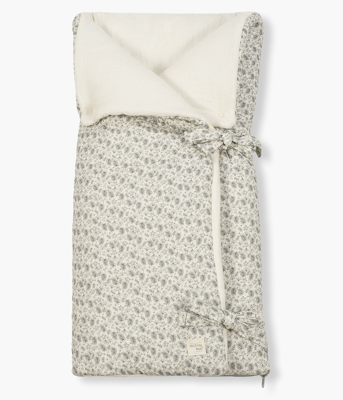 Saco manta Walking Mum Gala Mint com padrão ramos em tons de verde-menta. Feito em musselina de algodão, este saco é ideal para a pele delicada da recém-nascida. Possui um design funcional permitindo ser utilizado como ninho ou como manta de berço, acompanhando o crescimento e as diferentes necessidades da bebé.