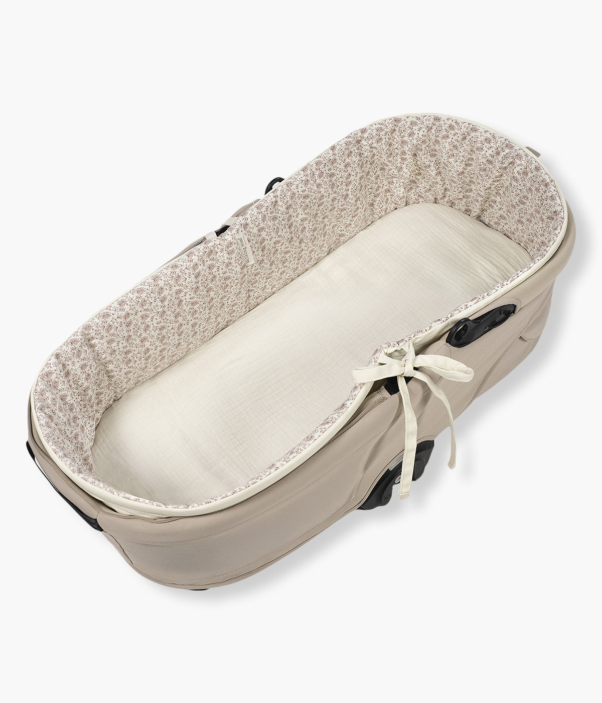 Forra para alcofa Walking Mum Gala Cerise pérola com delicado padrão ramos em tons de cereja, 100% algodão. Desenhado para proporcionar à bebé o máximo conforto e elegância, este conjunto é composto por uma forra com varas e um lençol tecido musselina ajustável de toque suave e respirável, ideal para a pele delicada da recém-nascida.